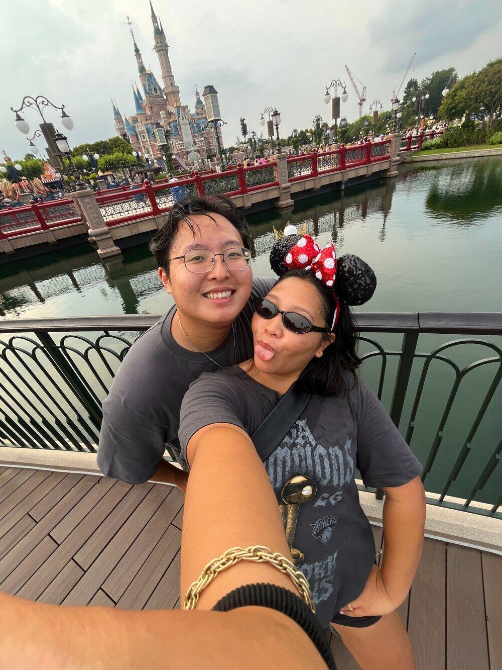 Alec and Shania together at a theme park