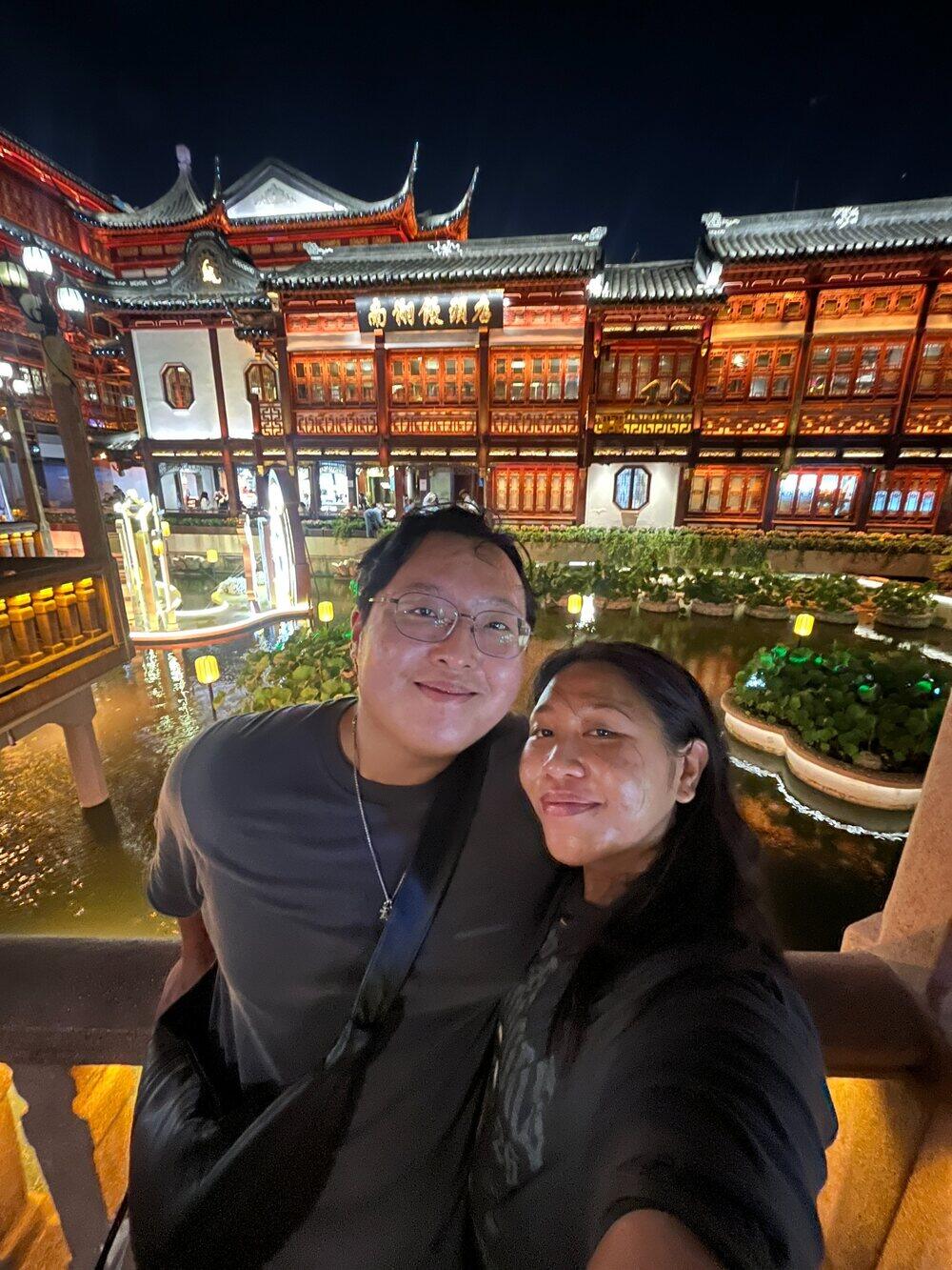 Alec and Shania together on an evening trip